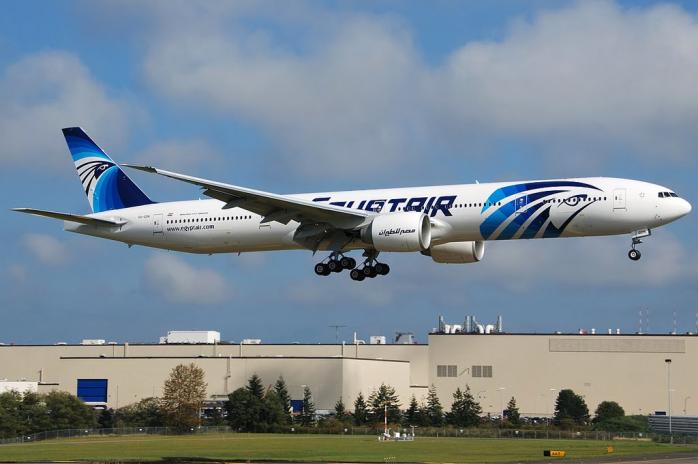 На борту захваченного самолета EgyptAir остались четыре пассажира и члены экипажа