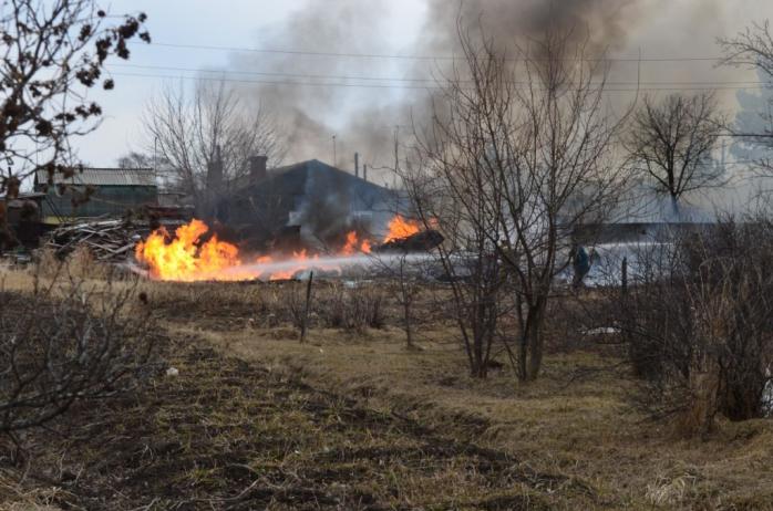 В РФ военный самолет Су-25 рухнул на частный сектор (ФОТО)