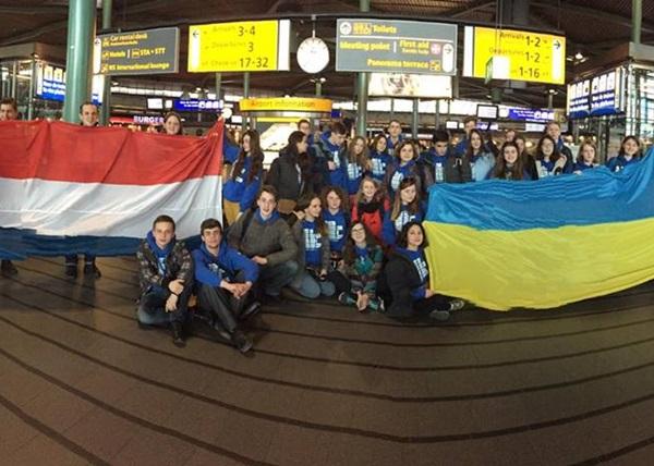 Українці танцем агітували Амстердам підтримати асоціацію України з ЄС (ВІДЕО)