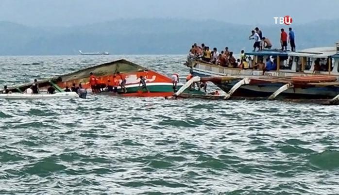 В Индонезии перевернулся речной паром с десятками людей