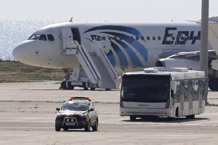 Угонщик египетского самолета арестован на Кипре на восемь суток