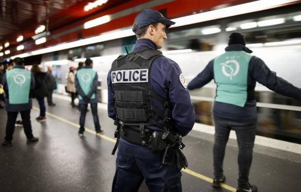 Полиция обнаружила огромное хранилище оружия под Парижем