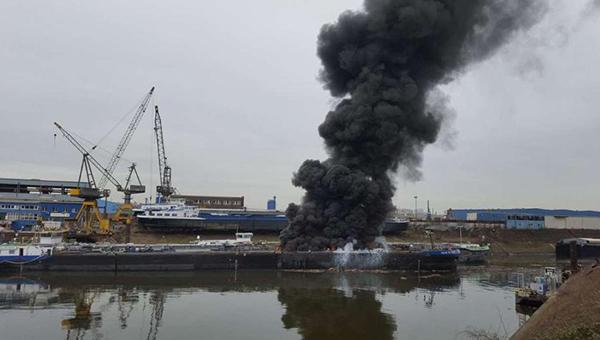 В порту Дуйсбурга взорвался танкер: двое погибших (ФОТО)