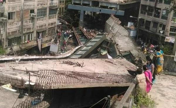 В Індії на багатолюдну вулицю впала автомобільна естакада (ФОТО, ВІДЕО)