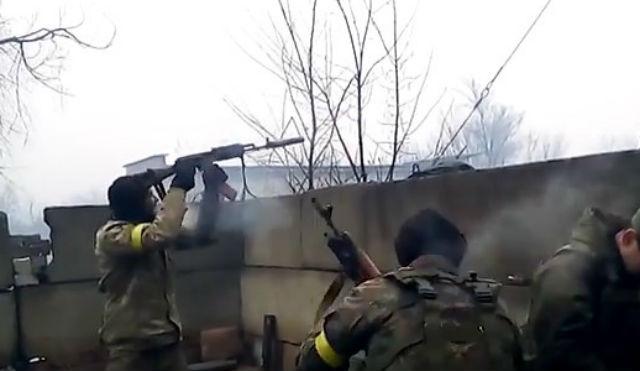 Как украинские военные отбивают атаку боевиков в районе Авдеевки (ВИДЕО)
