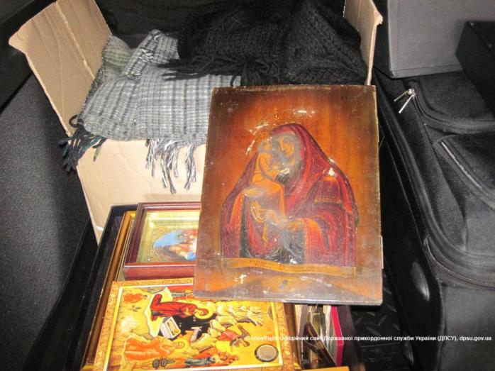 На Сумщині українець намагався вивезти до РФ старовинні ікони (ФОТО)