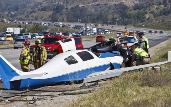 В Калифорнии самолет упал на шоссе, есть жертвы