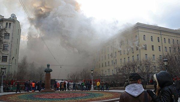 Пожар в здании Минобороны РФ продолжает разрастаться (ВИДЕО)
