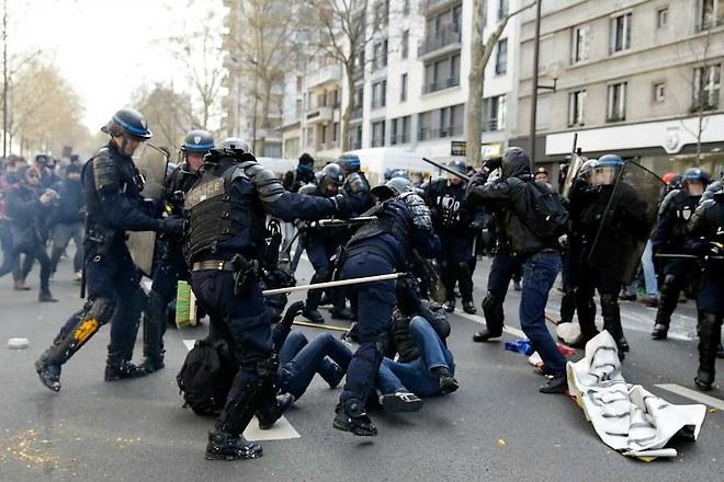 В Париже новые потасовки демонстрантов с полицией, задержаны 130 человек (ВИДЕО)