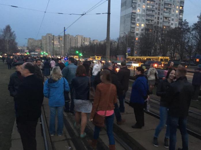 Киевляне на Борщаговке заблокировали движение трамваев и бульвар Кольцова (ФОТО)
