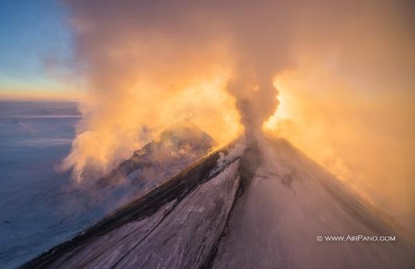 На Камчатке началось извержение наивысшего вулкана Евразии