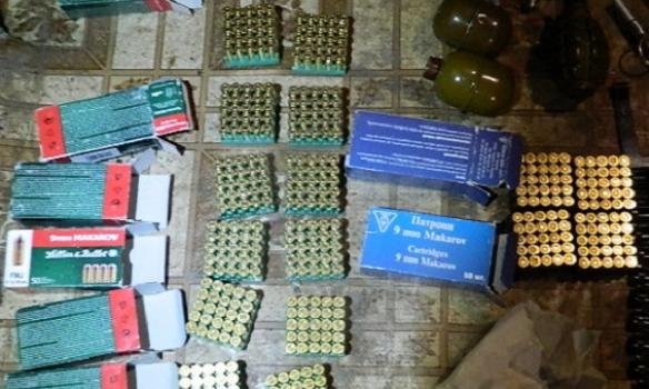 У Києві в орендованому гаражі знайшли 16 тис. патронів і близько 100 гранат (ФОТО)