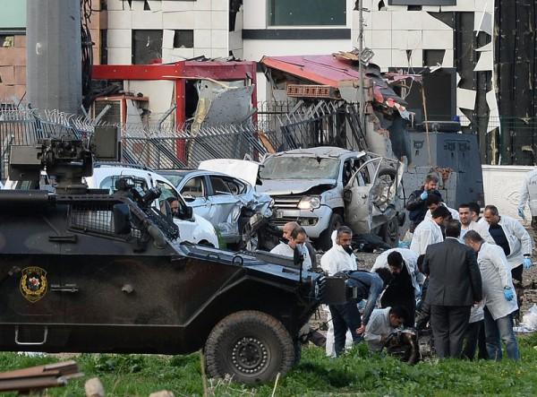 У Туреччині машина з вибухівкою підірвала жандармерію: є загиблі і поранені