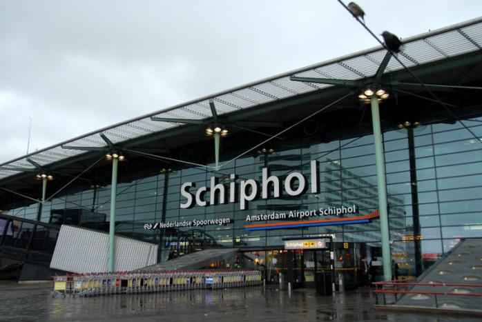 Амстердамский аэропорт эвакуирован из-за угрозы теракта (ВИДЕО)
