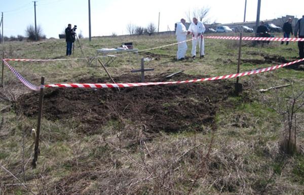 На Донеччині знайшли масове поховання бойовиків (ФОТО)