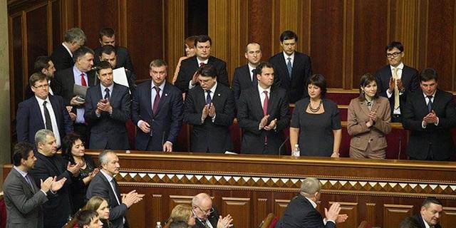 Проекты постановлений об увольнении Кабмина Яценюка и назначении нового уже в Раде