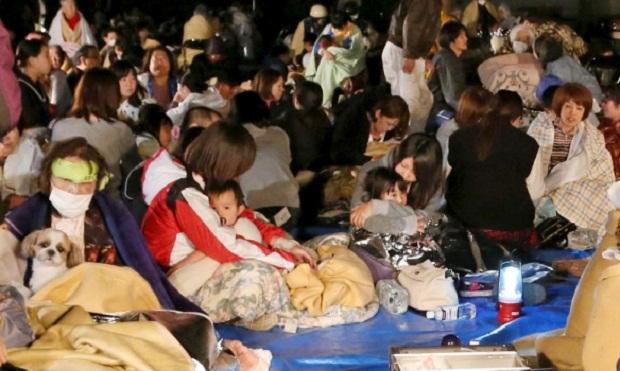 Юг Японии продолжает трясти, эвакуировано около 70 тыс. человек (ВИДЕО)