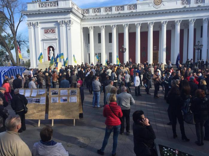 Около 200 человек возле одесской мэрии требовали отставки Труханова (ФОТО)