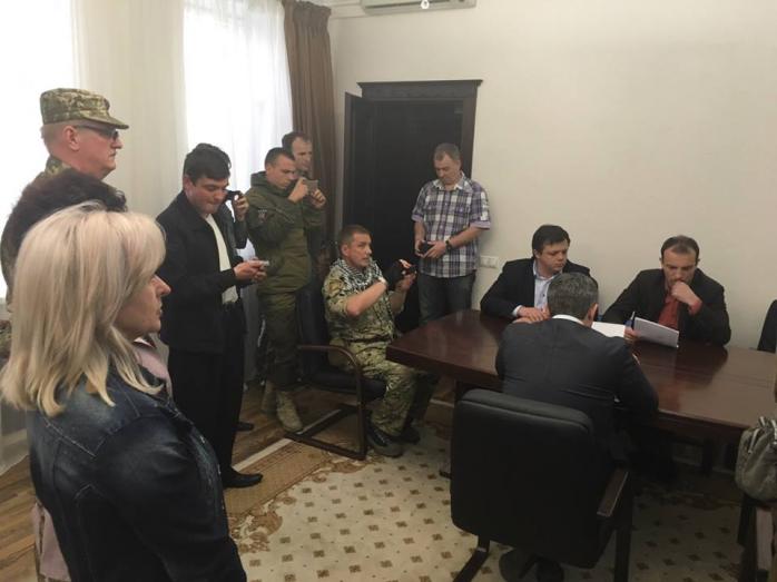 Соболев и Семенченко заблокировали здание ГПУ, говорят о «гражданском аресте»