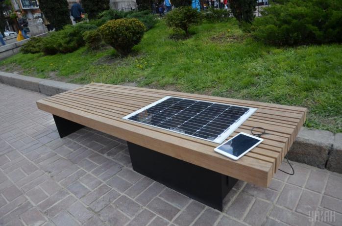 На Крещатике появилась скамейка с солнечной батареей для подзарядки телефонов (ФОТО)