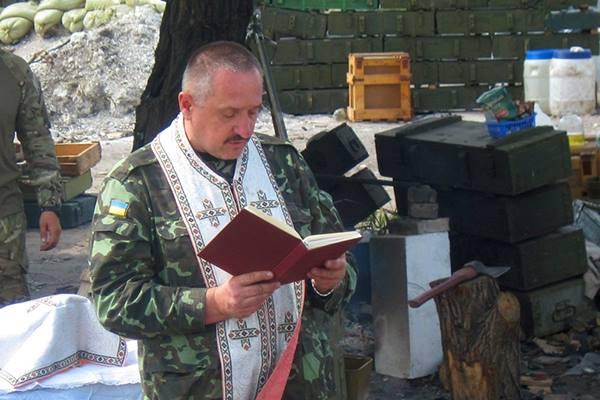 Порошенко разрешил открывать религиозные школы и поручил заняться капелланством в ВСУ