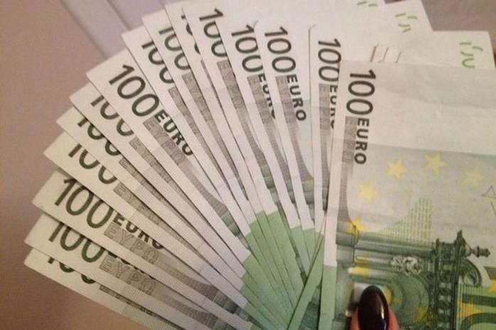 В Ровно двое львовян пытались сбыть 9,5 тыс. фальшивых евро