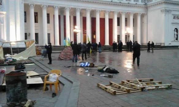 В Одессе противники мэра Труханова заблокировали горсовет из-за нападения на них (ФОТО)