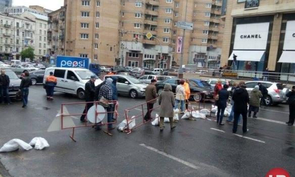 В Киеве жители улицы Бассейной перекрыли движение, требуя сноса пристройки кафе (ФОТО)