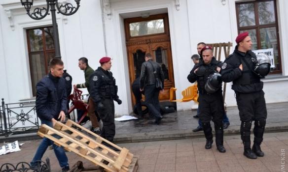 Одесскую мэрию разблокировали силовики (ФОТО)