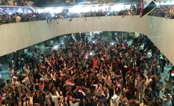 Сотни демонстрантов взяли штурмом здание иракского парламента (ВИДЕО)