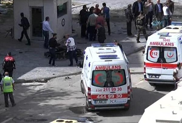 У Туреччині біля поліцейської дільниці вибухнуло авто, є загиблі (ВІДЕО)