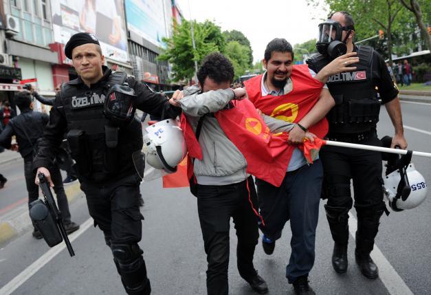 На першотравневій акції в Стамбулі силовики затримали понад 200 осіб (ФОТО)