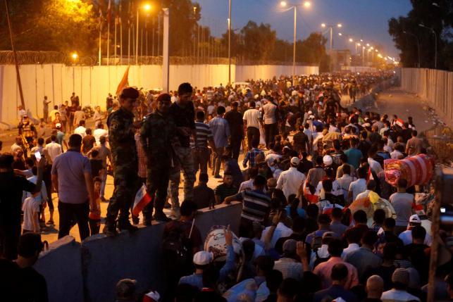 Протестующие в Багдаде покидают правительственный квартал после угроз премьер-министра