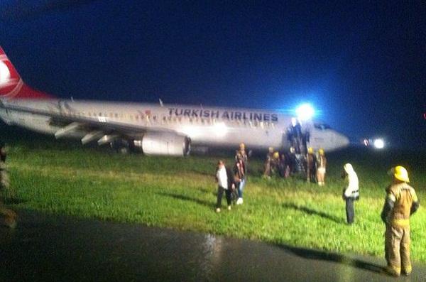 Аэропорт Косово закрыли после неудачной посадки пассажирского самолета