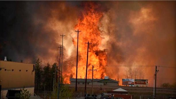 Лісова пожежа в Канаді дійшла до міста: евакуйовано 80 тис. осіб (ФОТО)