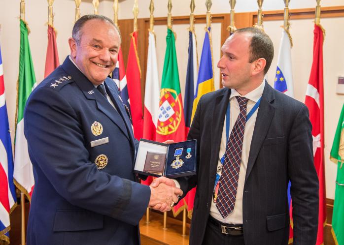 Порошенко нагородив орденом екс-головнокомандувача НАТО в Європі