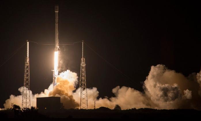 SpaceX осуществила запуск ракеты Falkon-9 и вывела на орбиту спутник (ФОТО, ВИДЕО)