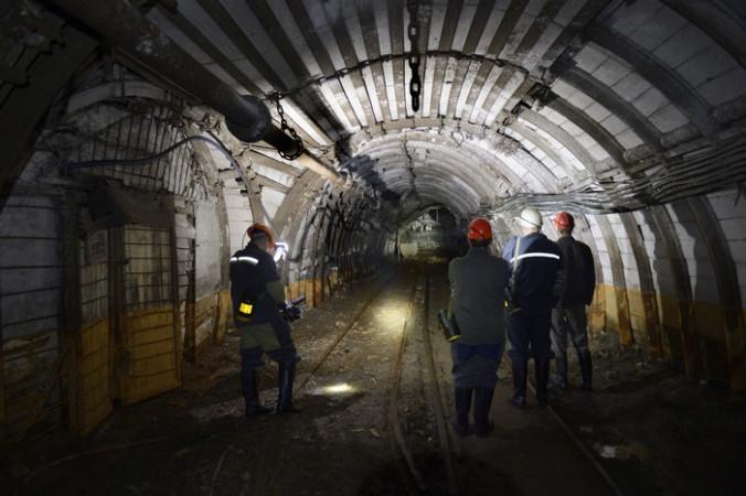 Аварія в шахті на Донеччині: під землею застрягли двоє гірників