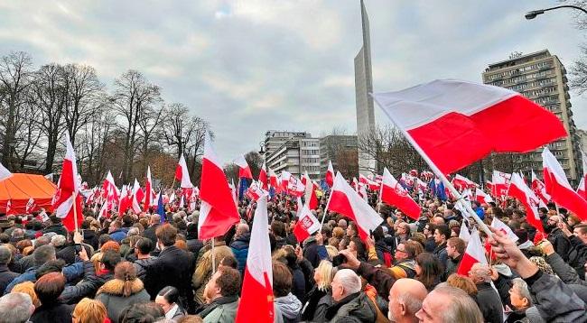 У Варшаві 200 тис. противників та прихильників правлячої партії вийшли на маніфестації