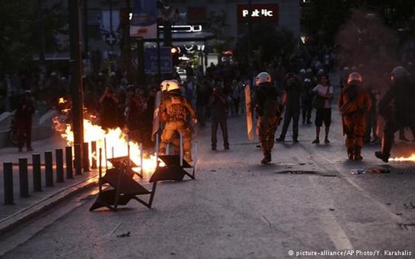 Греція прийняла пакет непопулярних реформ, протести розігнали газом і гранатами