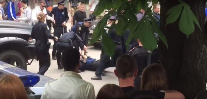 Обнародовано видео ранения полицейского в Харькове
