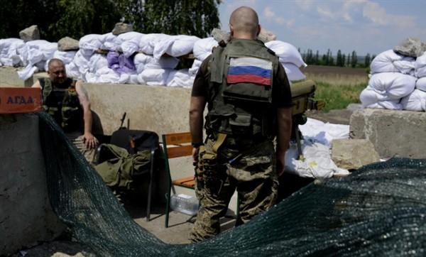 На 9 мая российские бойцы на Донбассе обстреляли своих и местное население, есть раненые — разведка