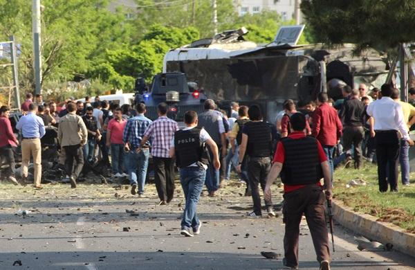 У Туреччині вибухнув автомобіль: троє загиблих і 23 поранених (ФОТО)