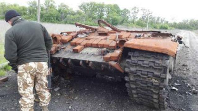 В зоне АТО обнаружили подбитый российский танк и запрещенные мины (ФОТО)