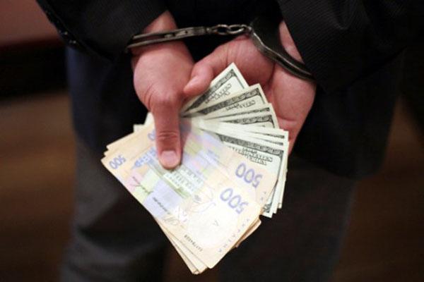 На Тернопольщині на хабарі у 300 тис.грн затримано одразу трьох прокурорів