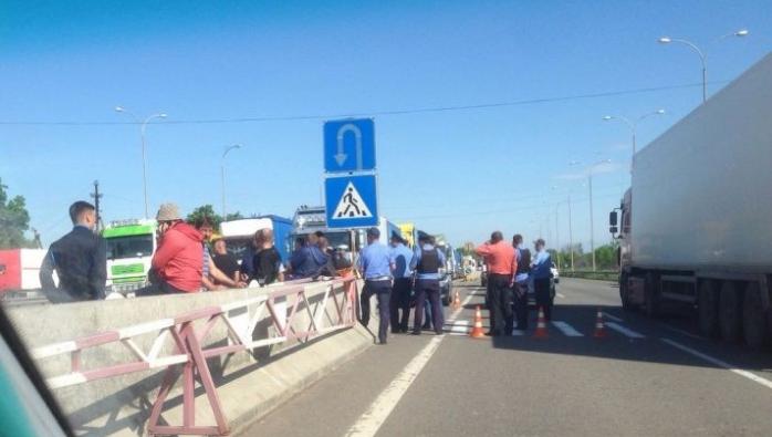 Транспортний колапс на трасі Одеса-Київ: десятки фур перекрили рух (ФОТО)