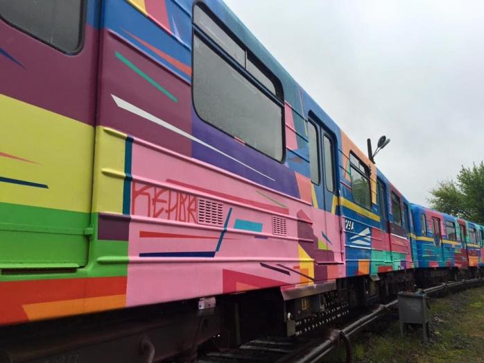 В Киеве показали поезд метро, разрисованный испанским художником (ФОТО)