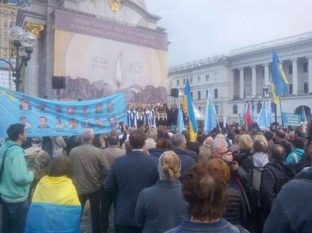 Жители Киева собрались на Майдане почтить память жертв депортации из Крыма (ФОТО, ВИДЕО)
