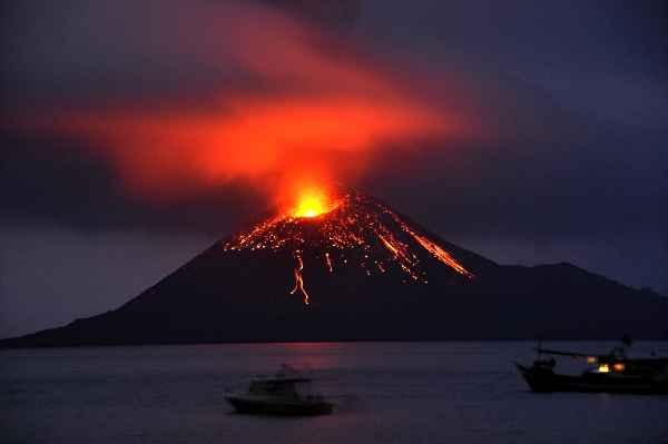 На Сицилии извергается крупнейший европейский вулкан Этна (ВИДЕО)