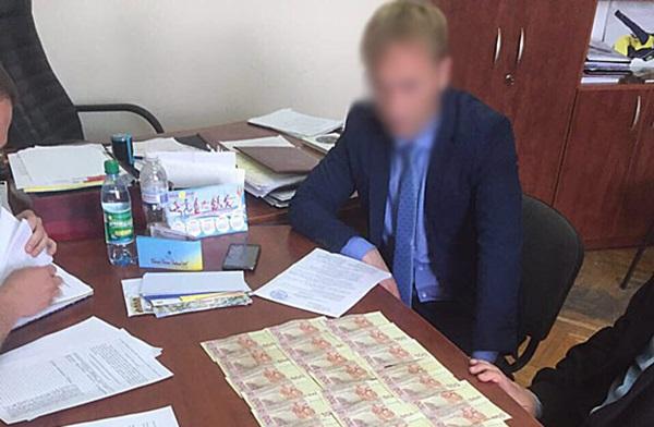 В Одесі на хабарі попалися чиновник ОДА і ще двоє держслужбовців (ФОТО)